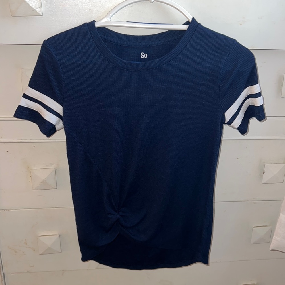 Kohl’s navy blue tee